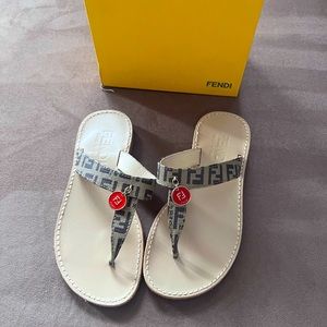 Fendi little Girls flip flop Sz 2 Gomma